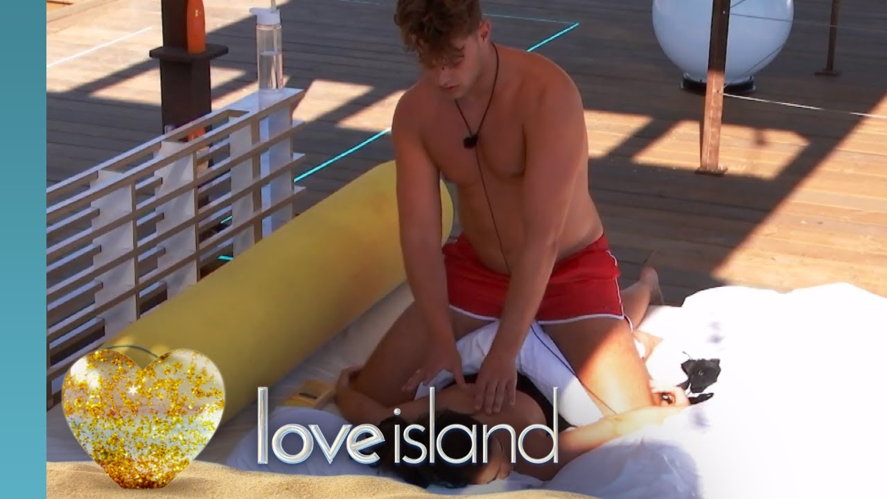 Curtis Gives Maura a Back Massage  | Love Island 2019