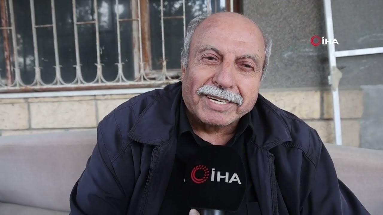 Emekli maaşını mahalleliye dağıtıyor