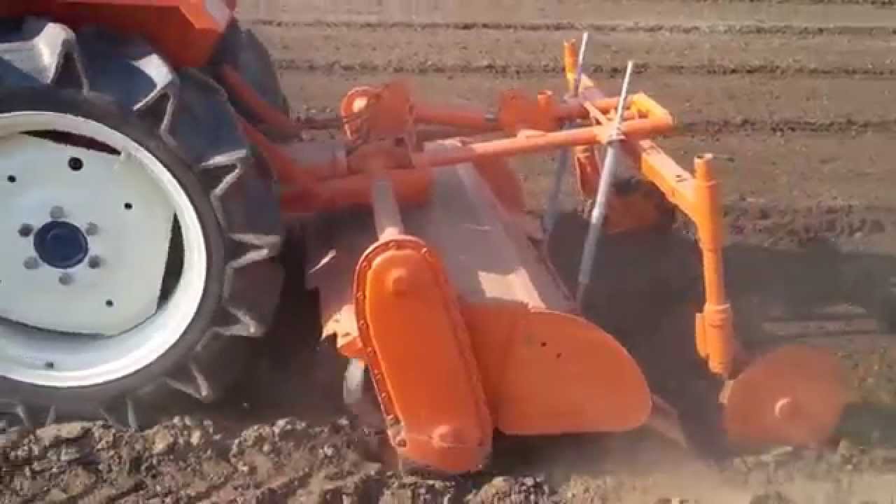 Talajmarózás Kubota B1600