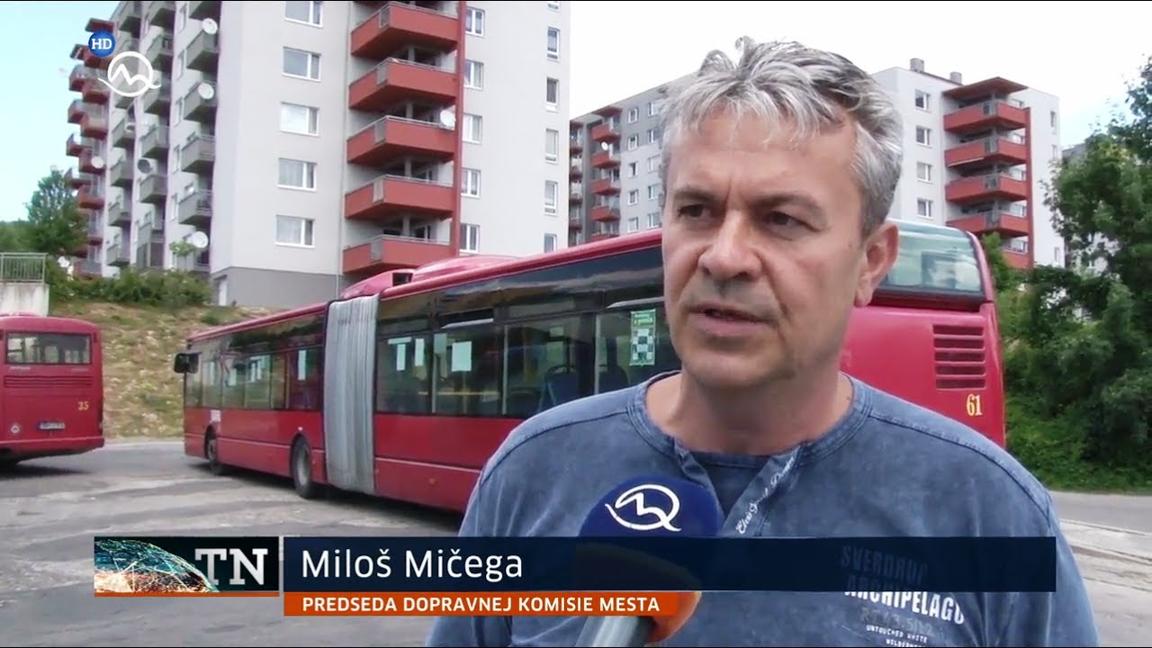 Mestská doprava v Trenčíne - červený a modrý autobus