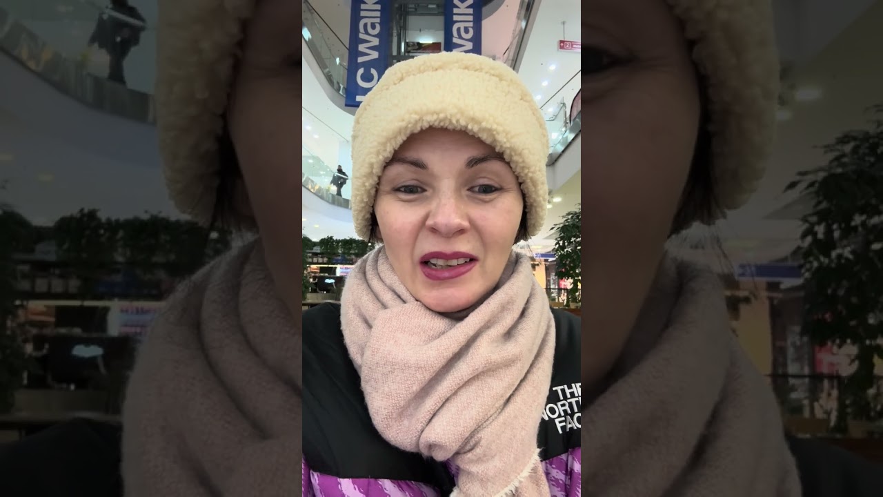 В ТРЦ..передишка перед виходом на вулицю..🤪❄️ Мій погляд на різні масла для волосся..😊😊😊