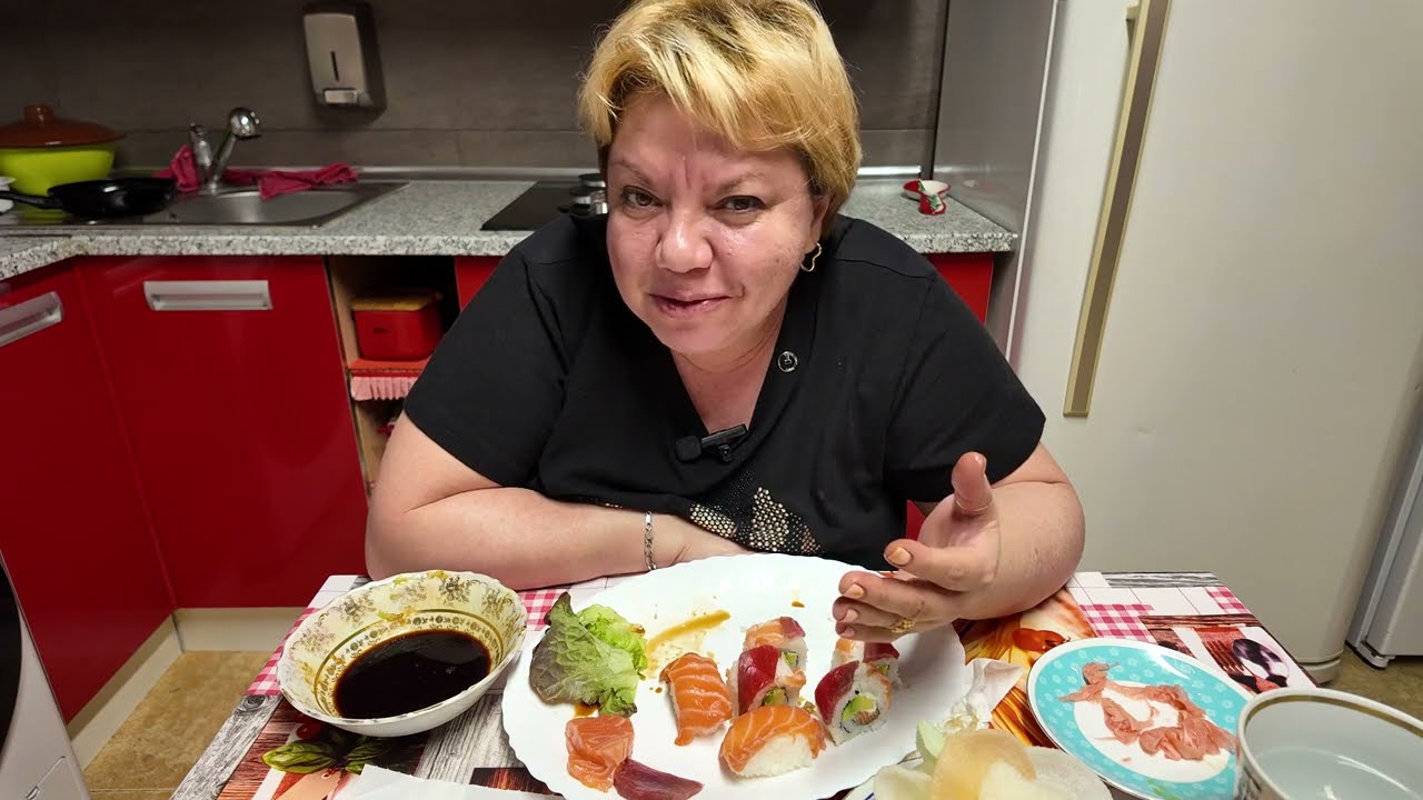 МУКБАНГ 🍽 РОЛЛЫ ,суши морепродукты / СЛАБОНЕРВНЫМ ПРОШУ не СМОТРЕТЬ MUKBANG seafood rolls sushi