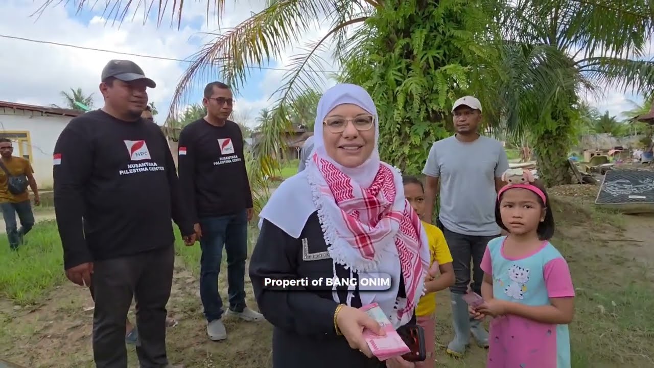MUSLIMAH GAZA TEMUI ANAK-ANAK ACEH DI LOKASI BANJIR