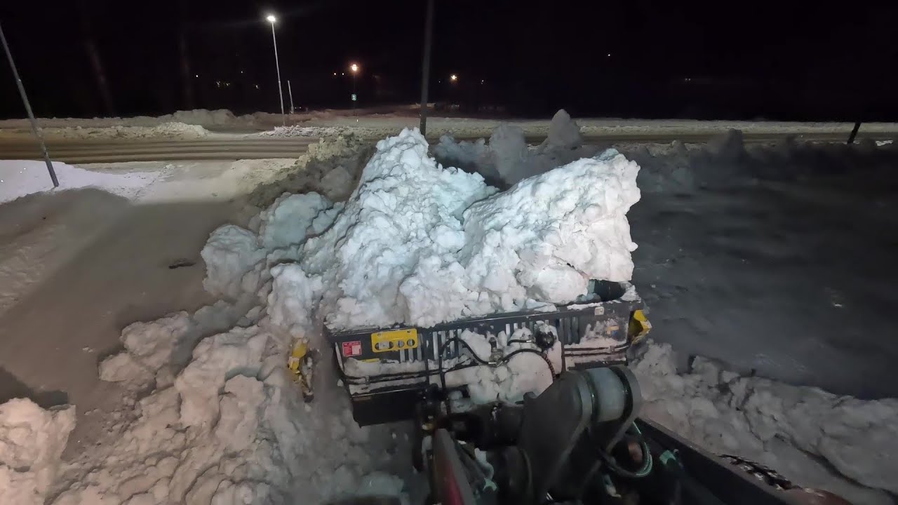 Moving huge amount of snow with Volvo l90 after a norwegian snow storm!