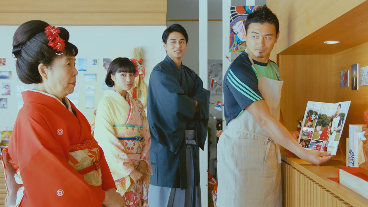 五郎丸歩選手、恒例CM「お正月を写そう」で歌声＆エプロン姿披露
