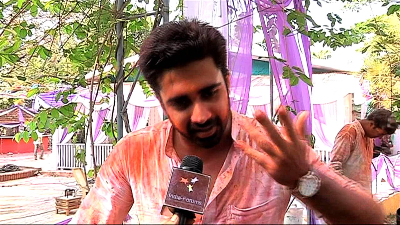 Agnihotri's enjoy this Holi to the fullest - Iss Pyaar Ko Kya Naam Doon Ek Baar Phir
