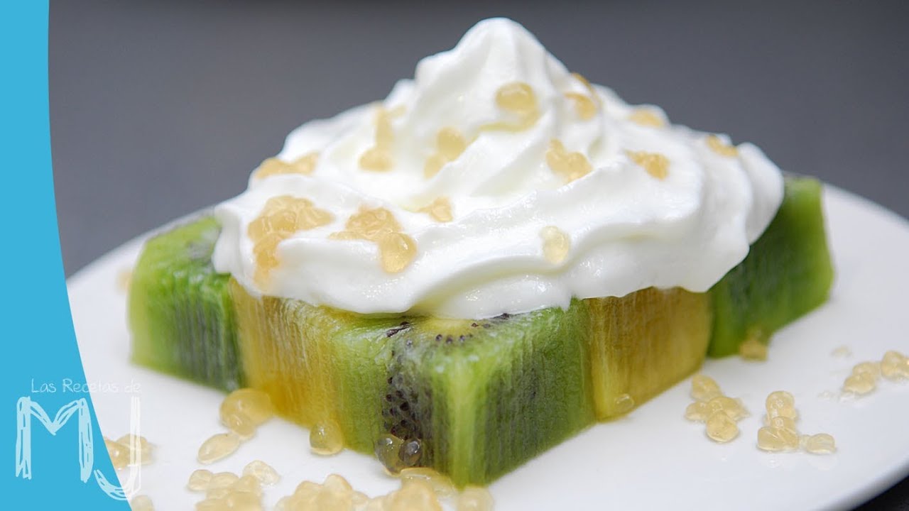 Cubos de kiwi con espuma de yogur y caviar de miel
