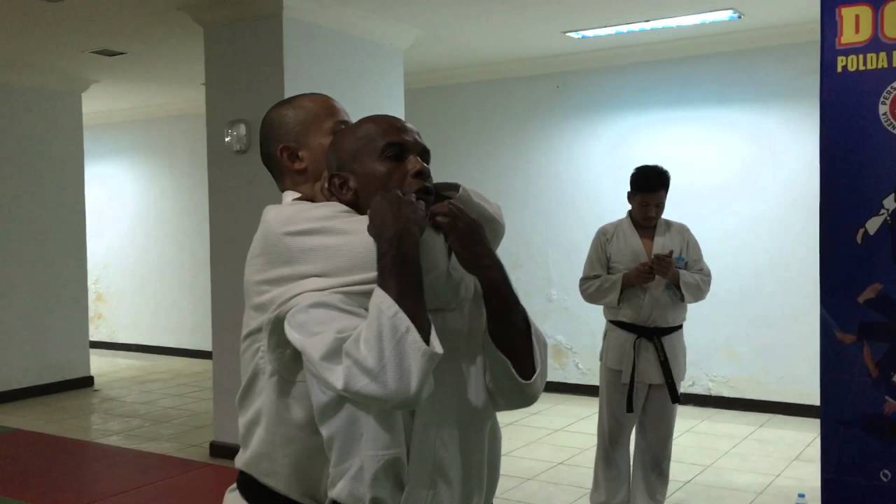 Joe Thambu Shihan explaining how to counter standing rear naked choked (part 1/2)