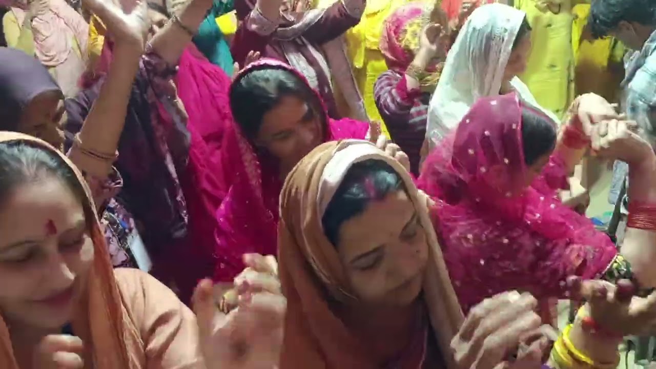  द्वारकापुरी गुजरात में कथा के छठे दिन भगवान कृष्ण की  लीलाओं पर भजन सुनाते जम्मू के सुभाष शास्त्री 
