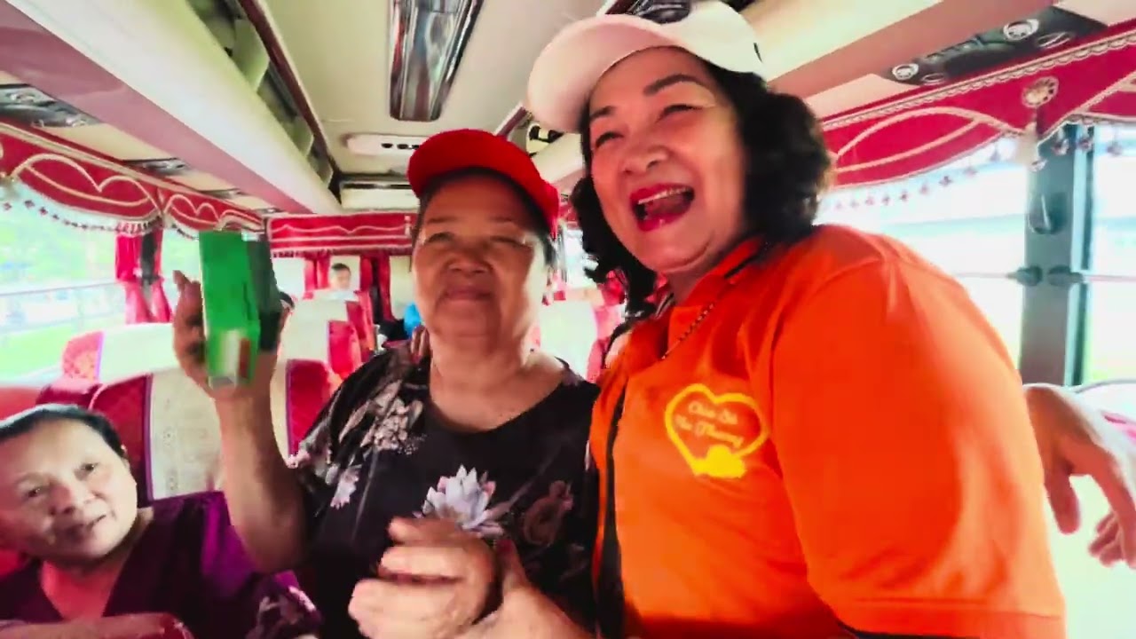 Nhom sen trắng Đat th&eacute;p tang qu&agrave; trong đo&agrave;n tt