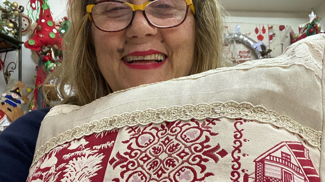 Il cuscino per il divano.Il baule della nonna