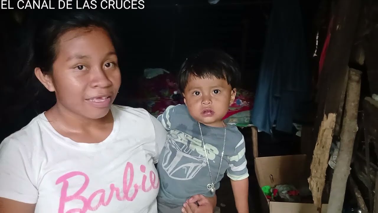 Increible lo que tiene este pequeño en su boca y mi esposo enfermo. Duro ser pobre.