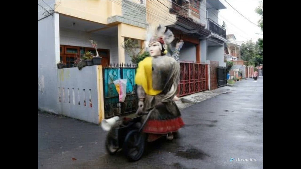 Bikin Merinding! Ondel-Ondel Ini Mengamen Sambil Dorong Gerobak, Lihat Apa yang Terjadi!