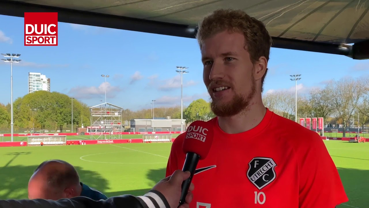 Simon Gustafson beschouwt voor op Ajax - FC Utrecht