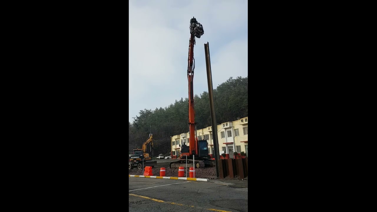 4. Pile driver, side grip, extraction of a long sheet pile.