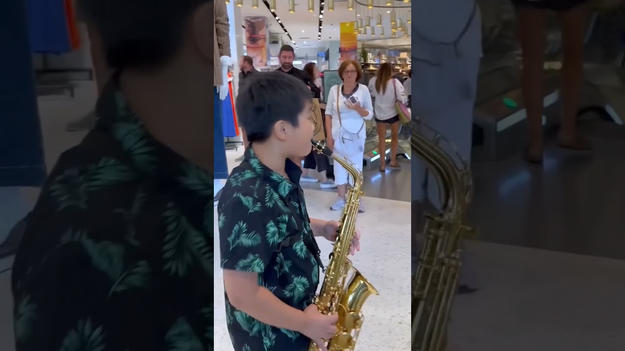 a saxophonist join him unexpected... ✨🎹🎼🎷 #thestrand #uk #viral