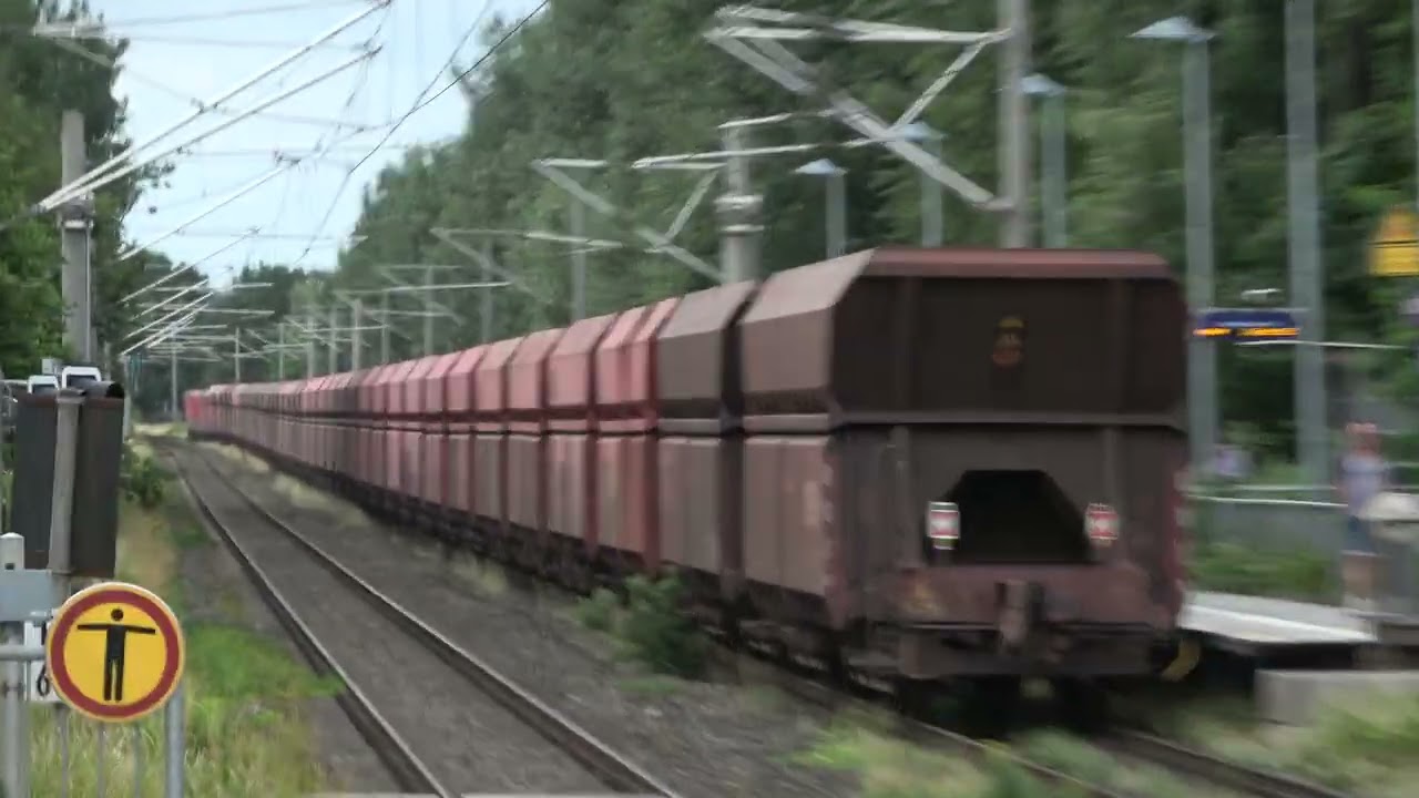 Ertstrein (DB189 serie) en Kolentrein (DB189 serie) passeren elkaar bij Emmerich-Elten op 15-07-2023