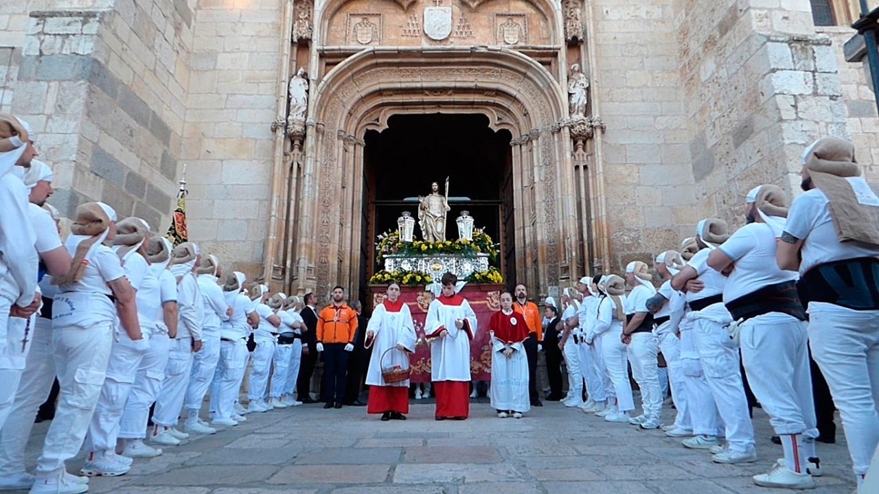 Bell&iacute;sima salida del Resucitado en la Semana Santa de Alcal&aacute; de Henares