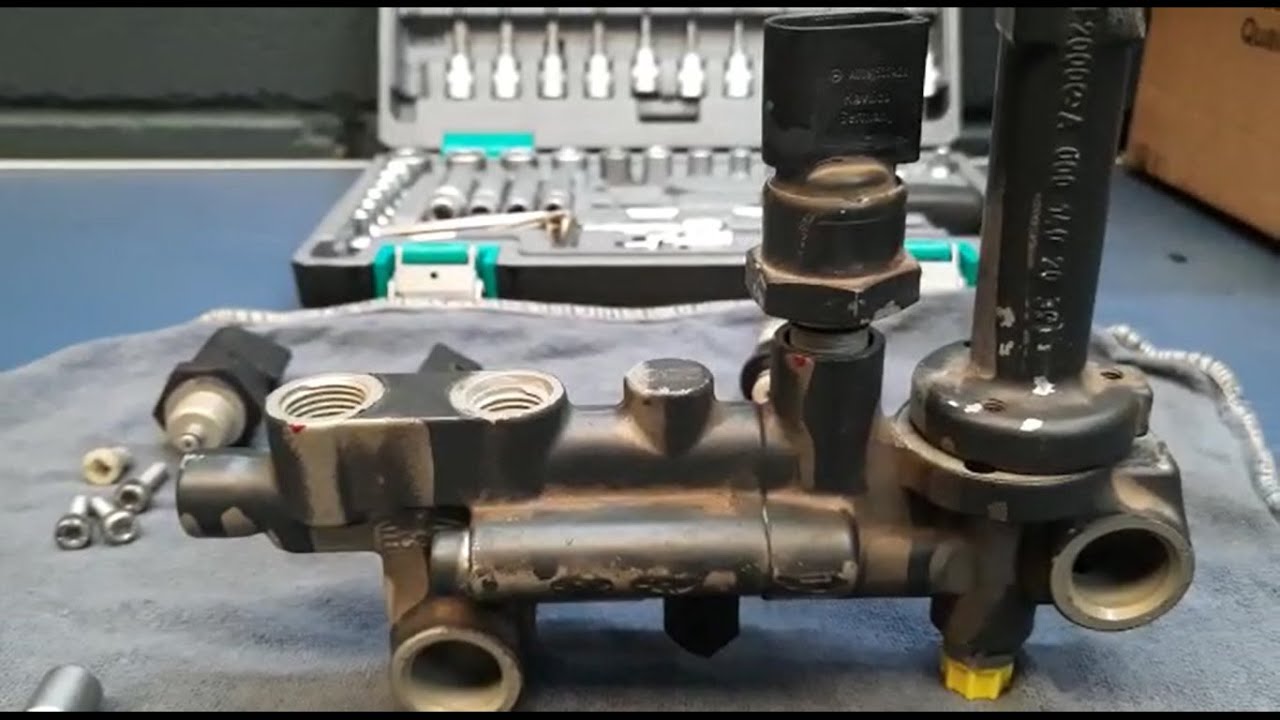 Como desmontar dosadora e componentes Bluetec 5 Axor e Actros Mercedes-Benz