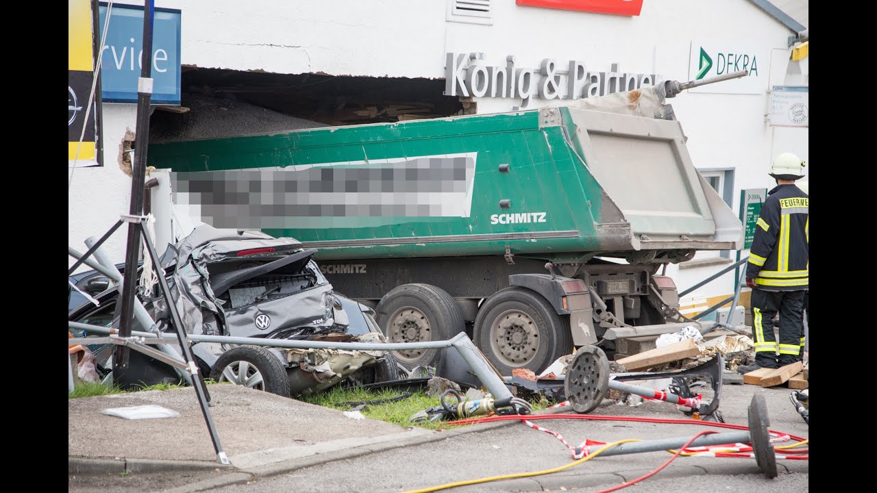 LKW fährt ungebremst in Autohaus - 1 Toter Meiningen 13.10.15