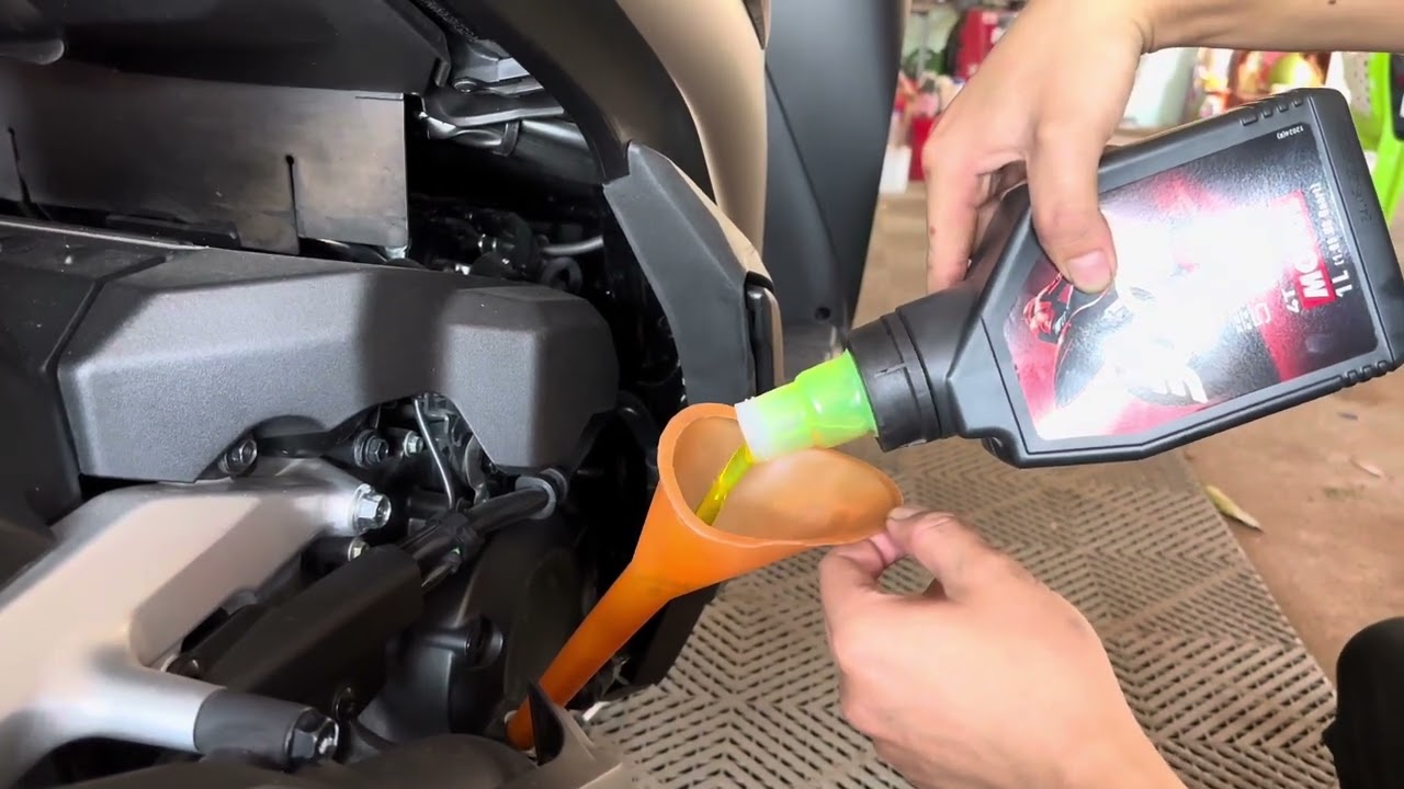 Motul 300v - Honda Sh350i oil change