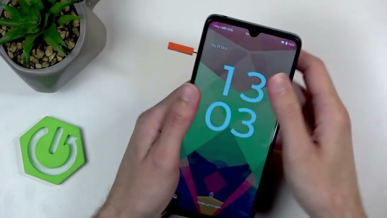 MOTOROLA Moto G06 Power：SIMカードとSDカードの挿入方法