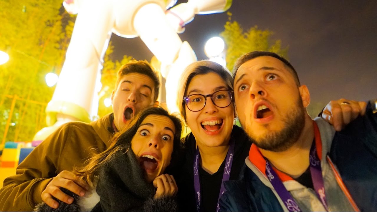SOLOS DE NOCHE EN DISNEYLAND PARIS!!