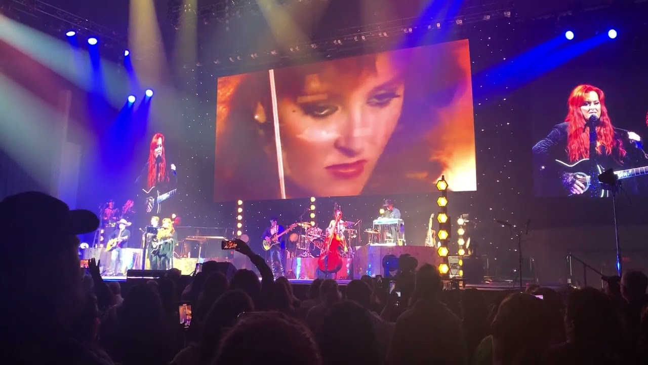 Wynonna Judd Almost Faints - Dayton - Mamma He’s Crazy (Acapella), Grandpa, and Why Not Me - 2/11/23