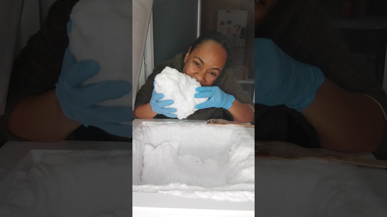 ASMR/EATING A BIG CHUNK OF ICE 🧊/FROM THE BIG FREEZER/🧊❄️❄️