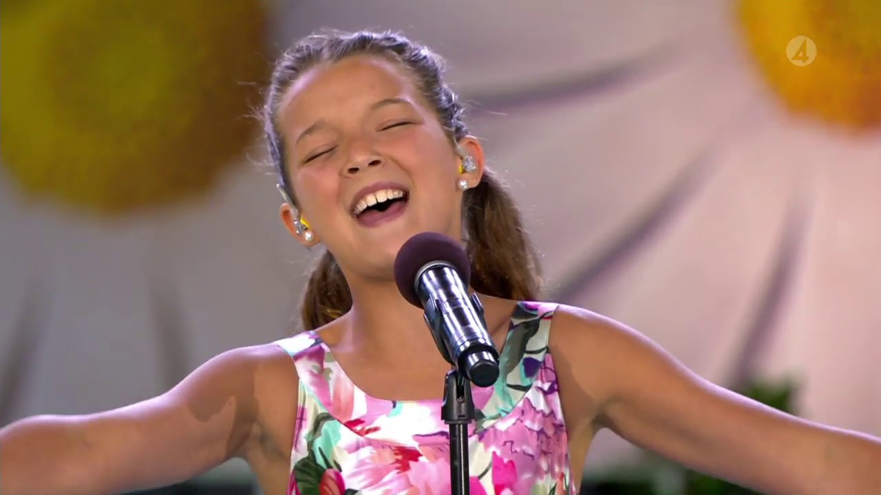 Eva Jumatates magiska tolkning av ”Never Enough” från The Greatest Showma… - Lotta på Liseberg (TV4)