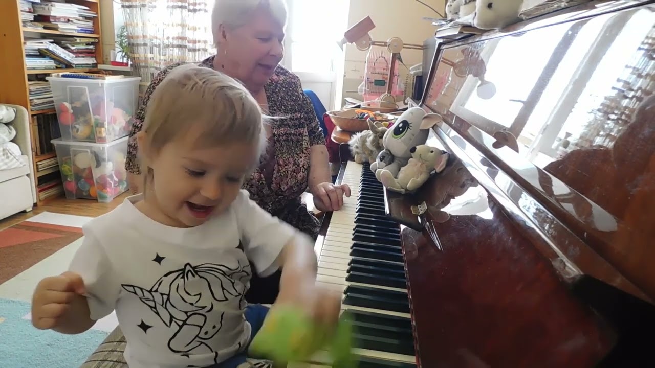 Радослава Лемешкина, 1 год 9 месяцев. Закрепление мостиков.