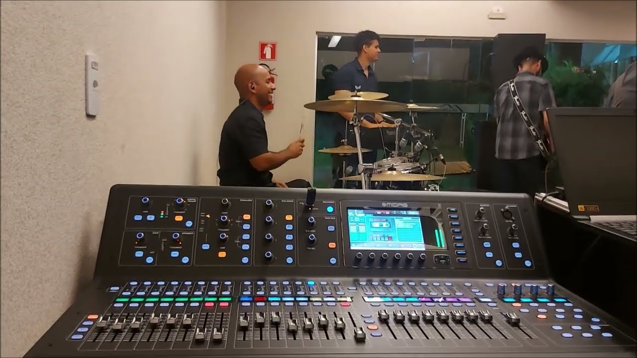 Som ao Vivo - Evento corporativo com banda PA compacto + Backline e Midas M32