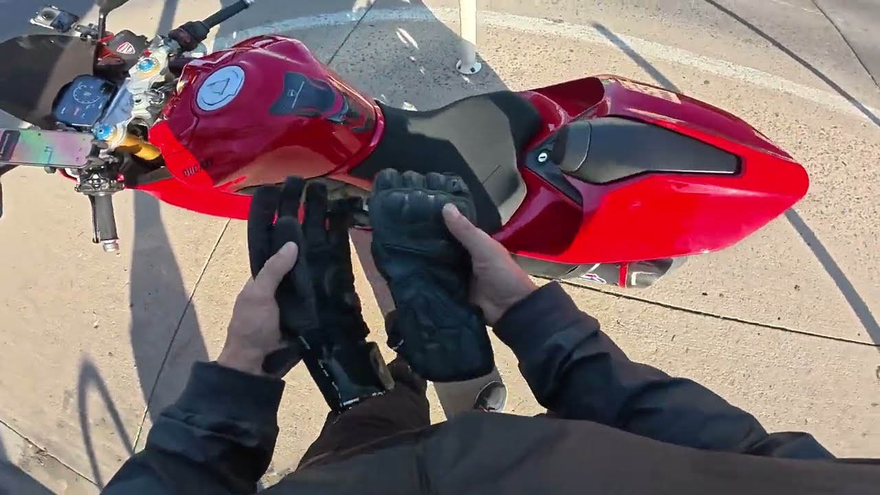 Ducati Panigale V2 S (2025) - Cutting through this Denver Traffic...