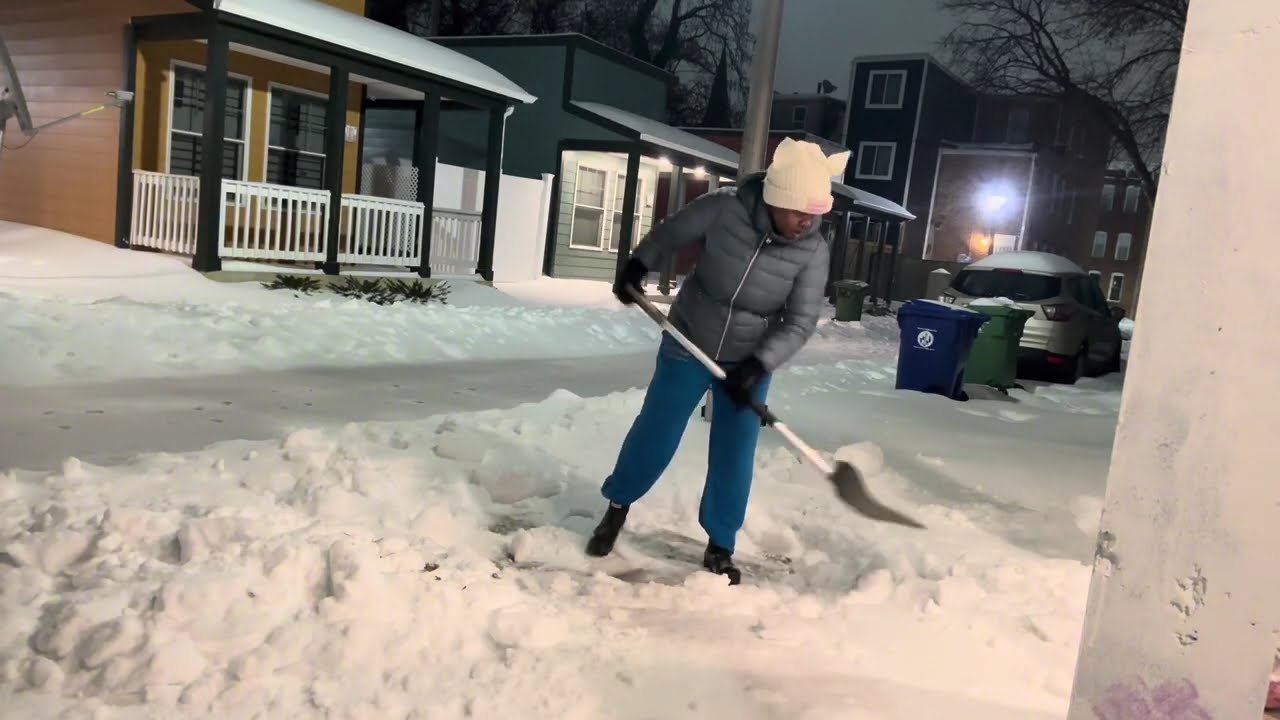 A day in the life of a single mom | surviving a snow storm in our tiny house 🏠