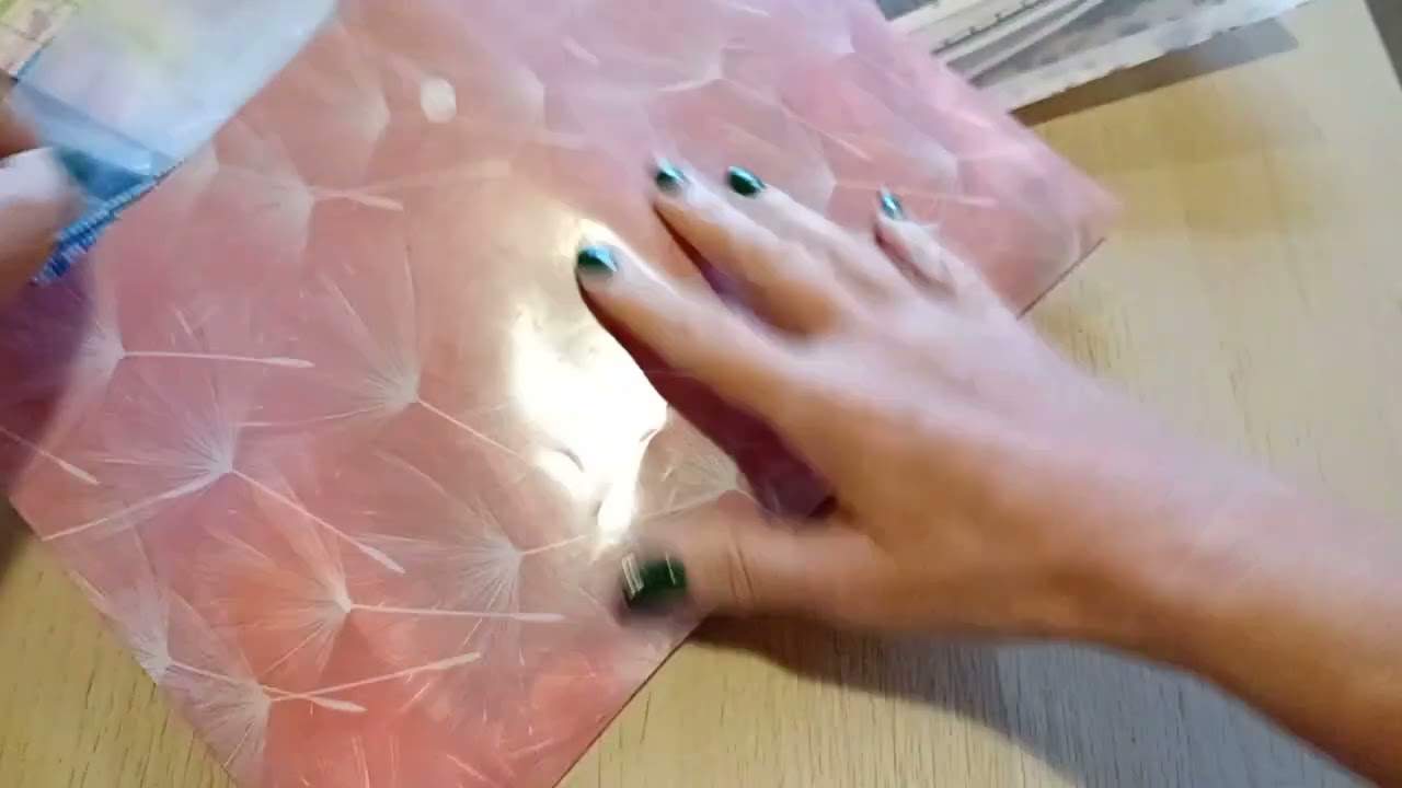 J ai choisi ma toile pour le SAL de la petite fille organisé Christelle ( Kiki la petite brodeuse )