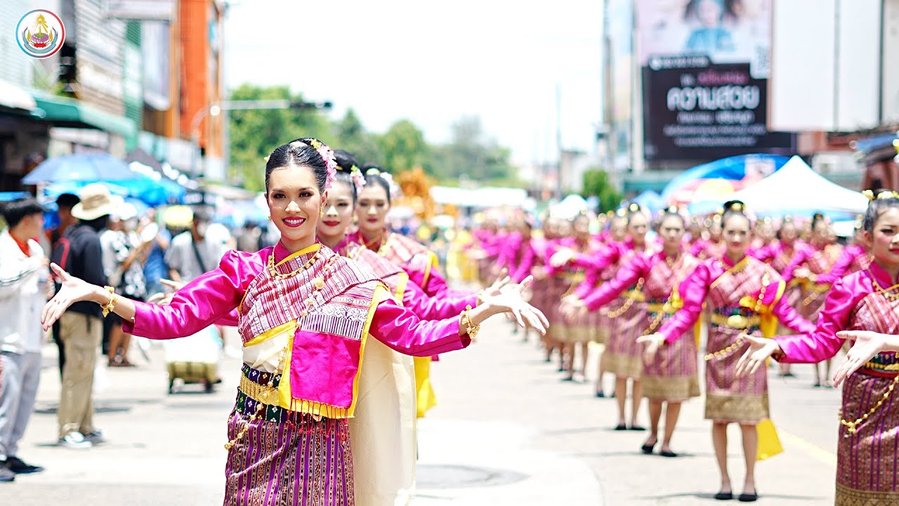 บรรยากาศการแสดงแห่เทียนเข้าพรรษาโรงเรียนลือคำหาญวารินชำราบ 2567