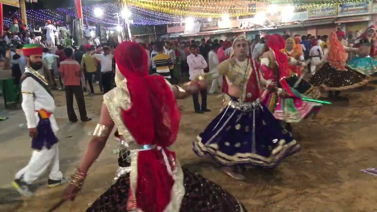 उछल उछल के नाचे युवा Momasar Holi program