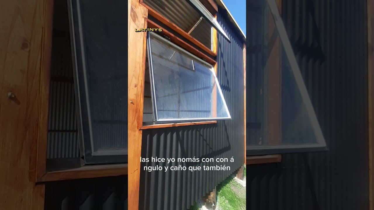 Mirá esta tiny house de caño estructural, chapa prepintada negra y poliuretano proyectado