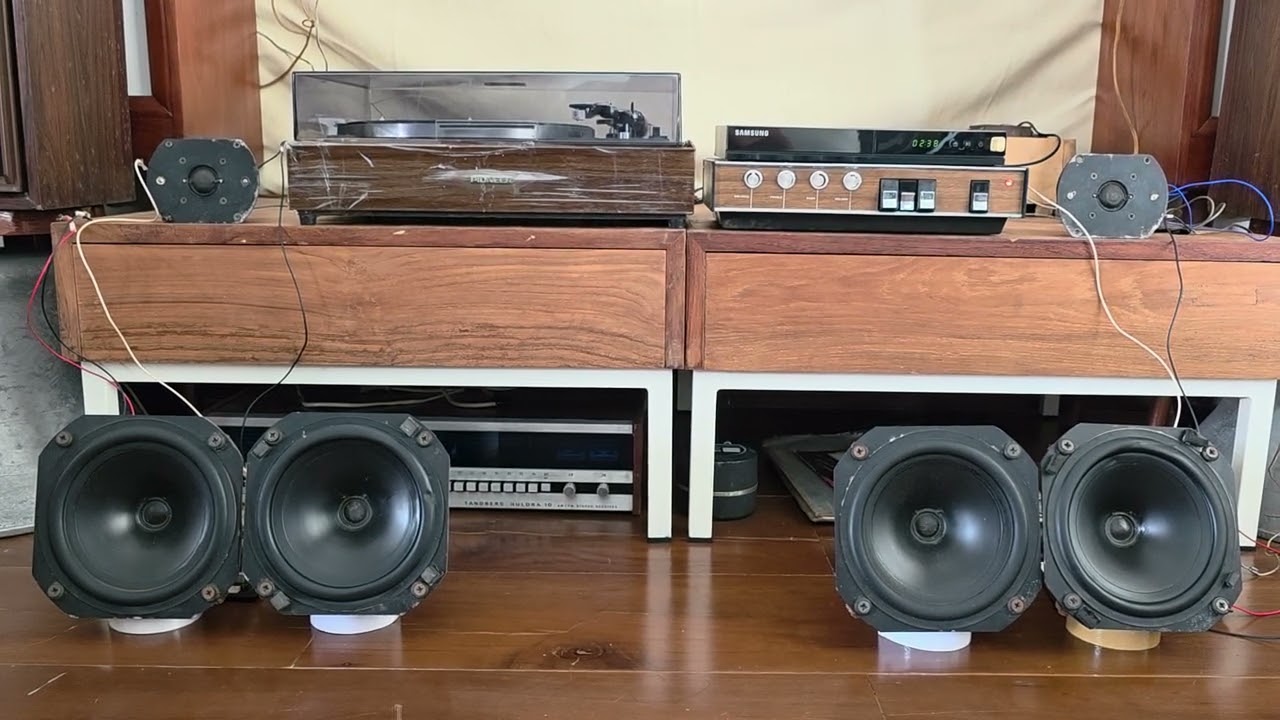Vintage Speaker Bowers and Wilkins DM14 hooked to Phillips Siera Vintage Amplifier 22RH580