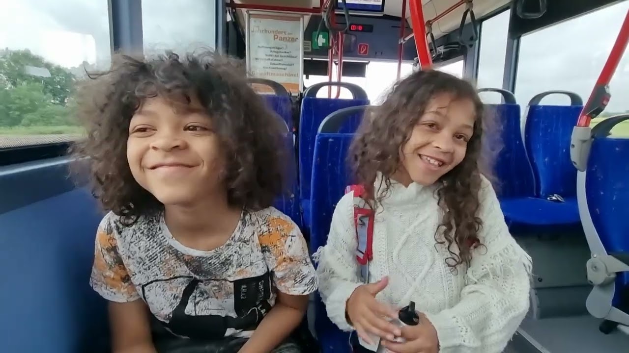 Meine Kinder im Bus zur Schule   #Schule #bus #kinder