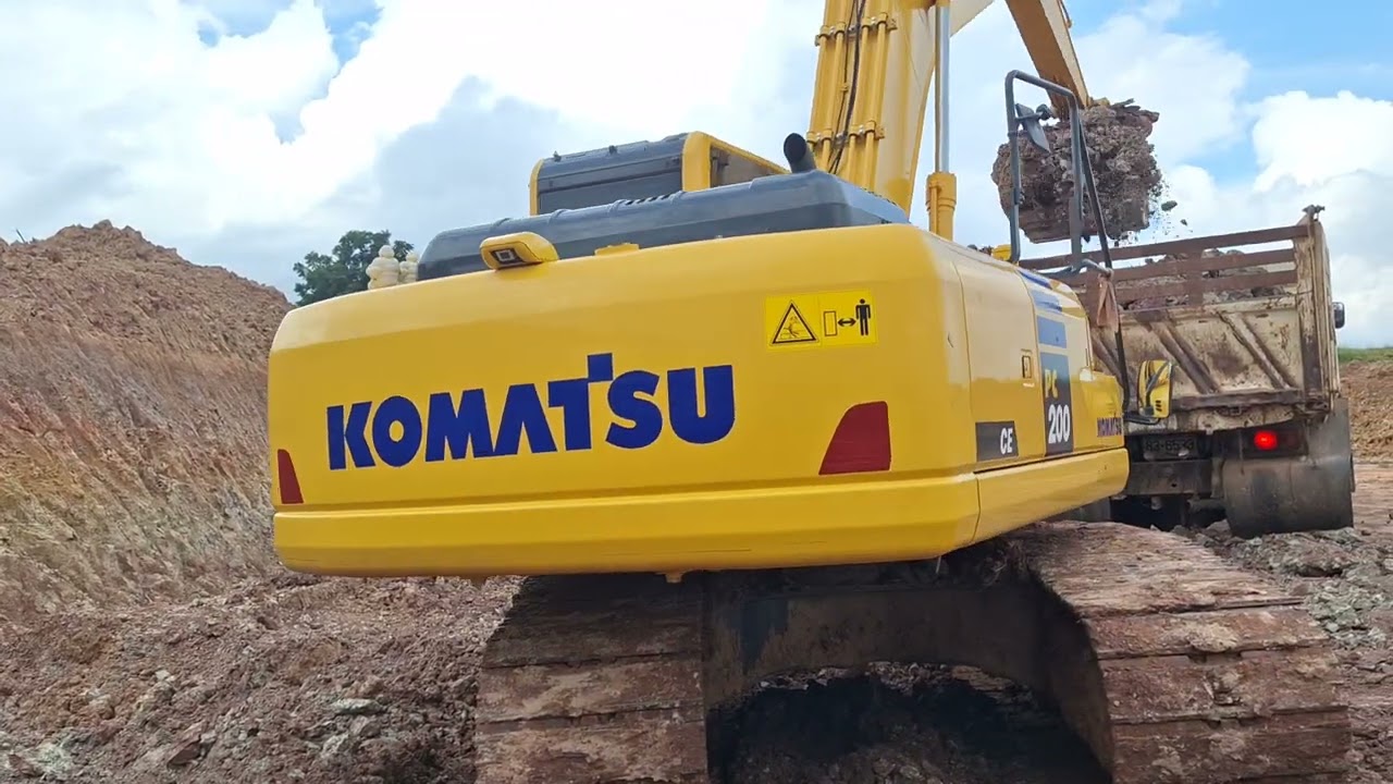 รีวิวรุ่นนี้วางสี่สูบครบร้อยปี komatsu pc200-ce เจอดินดานจัดให้ excavator and truck