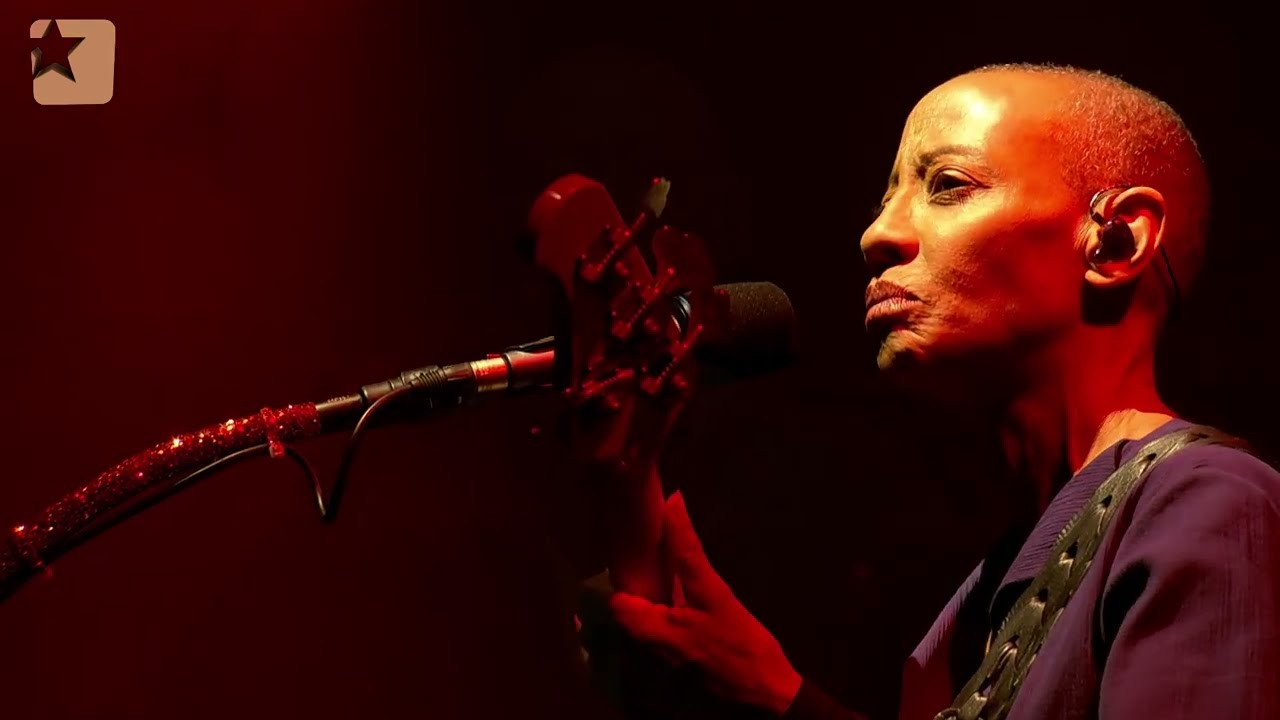 Gail Ann Dorsey & M "Life on Mars ?" Cover Bowie Live Garorock