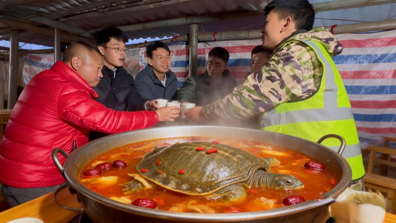 感恩四哥荐工作，二娃携 10 斤甲鱼赴约，乡村打平伙超热闹