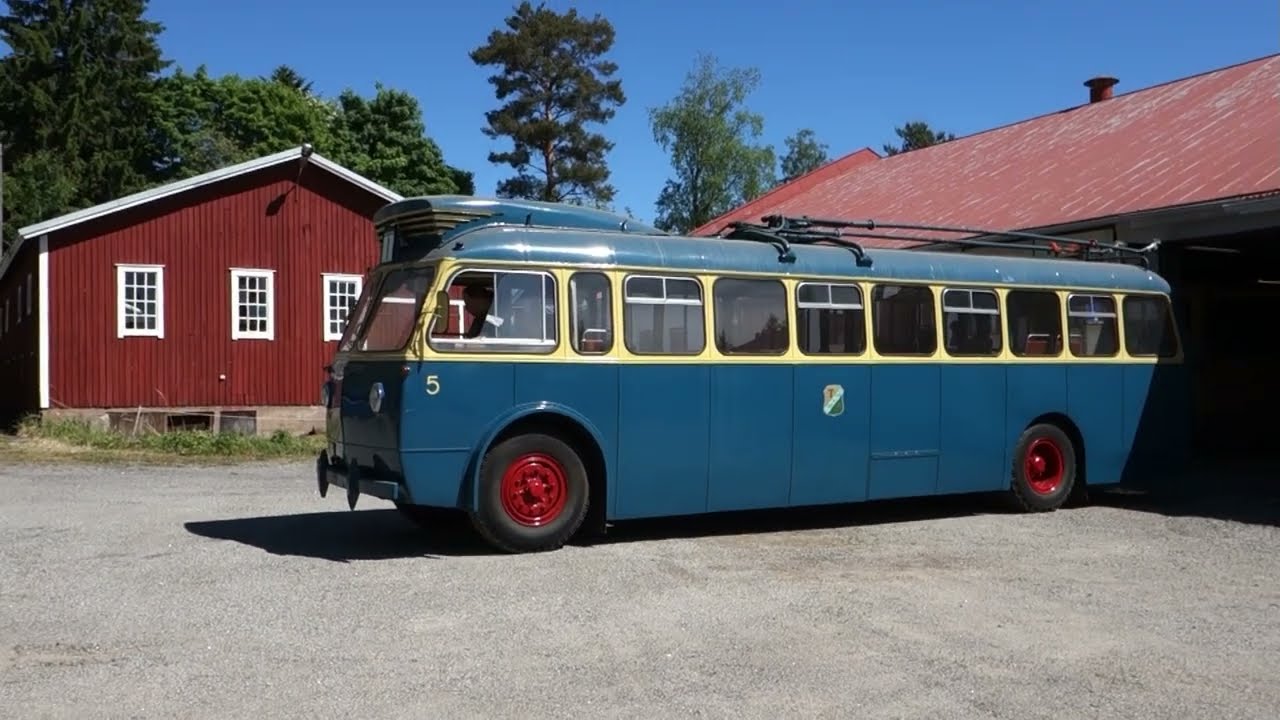 Tampereen johdinauto Rollikka vuodelta 1949 ja uudempia sähköbusseja