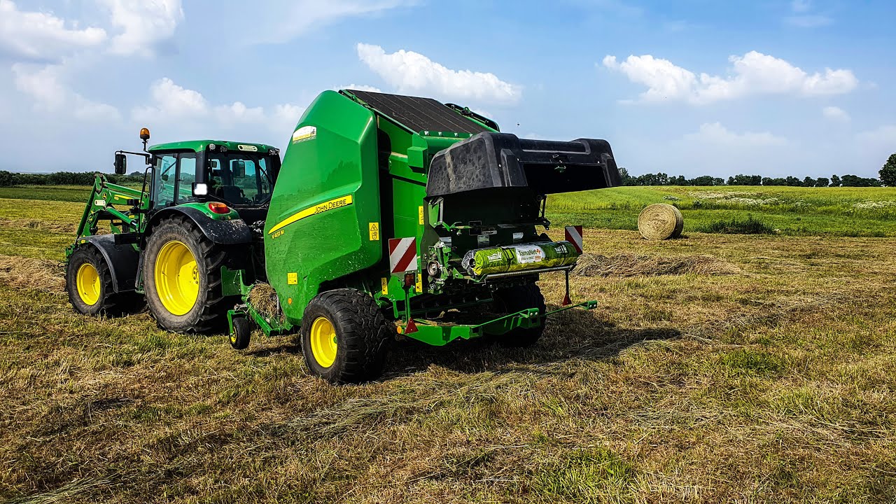 Prasowanie siana z Nowym Nabytkiem 2021 II John Deere6430 II John Deere V451M