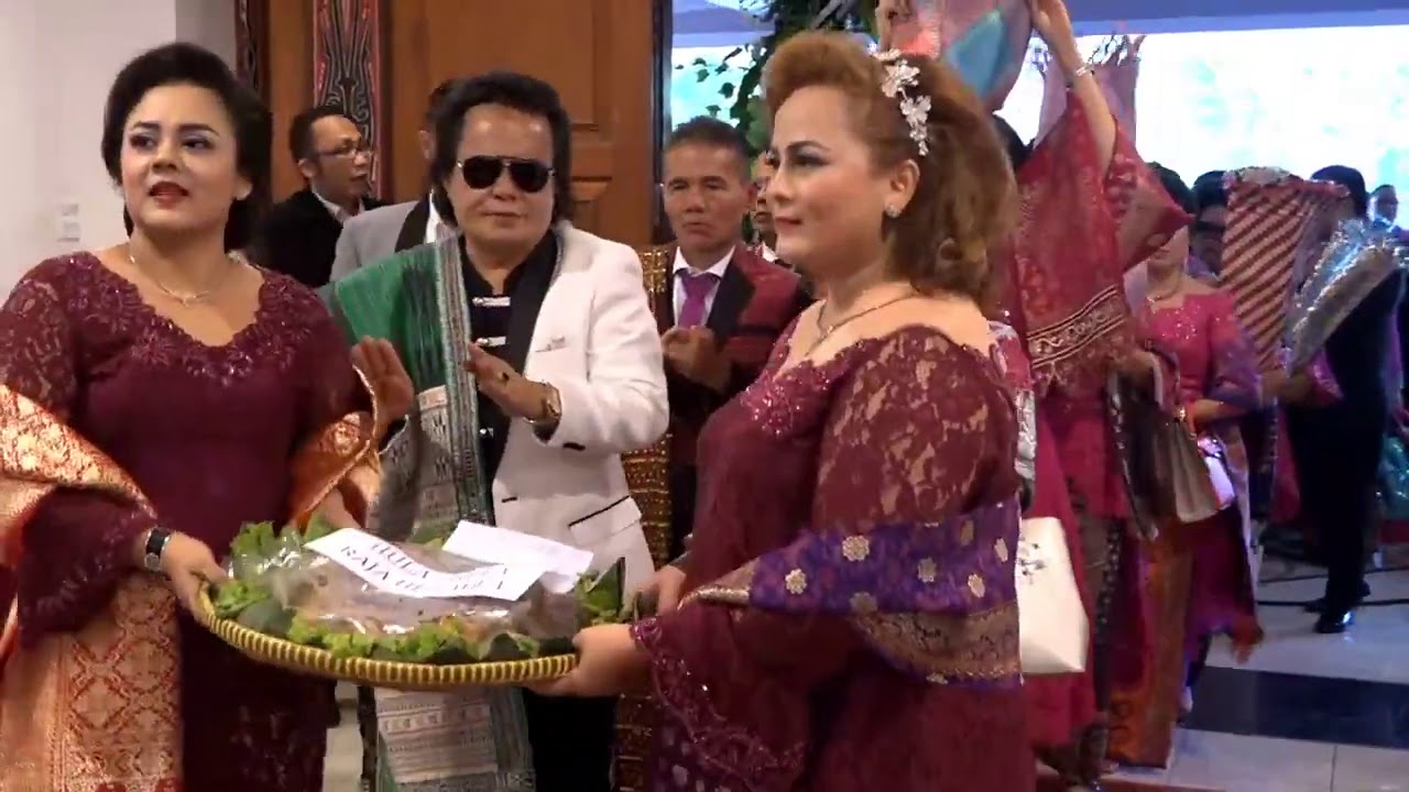 pernikahan adat batak keponakan HOTMAN PARIS!!