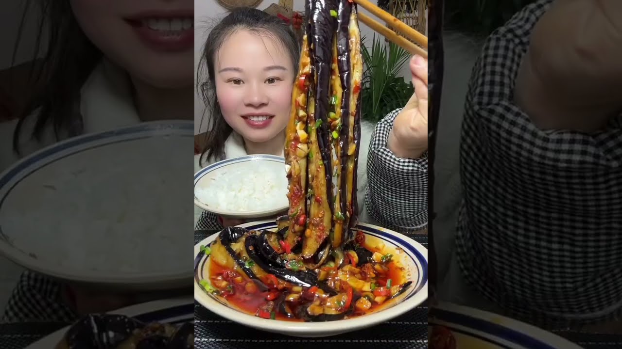 Вкусная острая еда в стиле мукбанг 😋 Ем жареную свиную грудинку с побегами бамбука и острыми бакл...