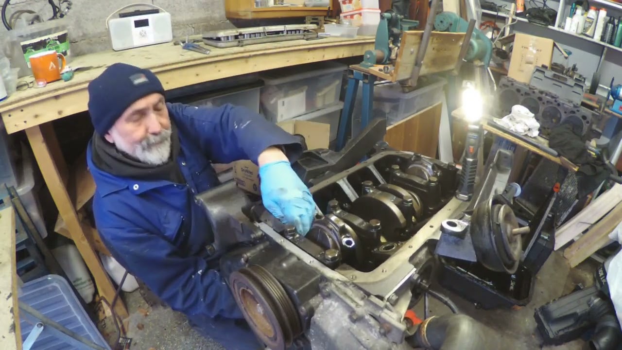 MK4 Ford Transit Banana Engine Vid 6 - Piston removal
