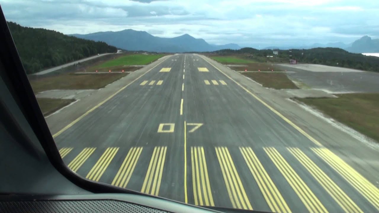 Wideroe Dash 8-300 cockpit view landing Kristiansund