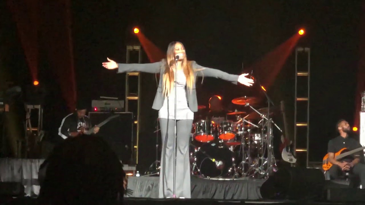Yolanda Adams Sings 